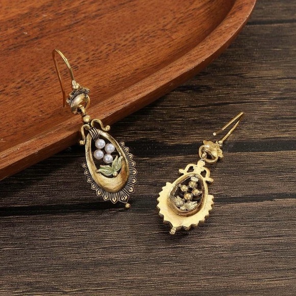 Vintage Bohemian Gold and Pearl Floral Dangle Earrings - Picture 3 of 5